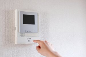 インターホン（テレビドアホン）を使った防犯対策について解説｜防犯に効果的な機能もご紹介